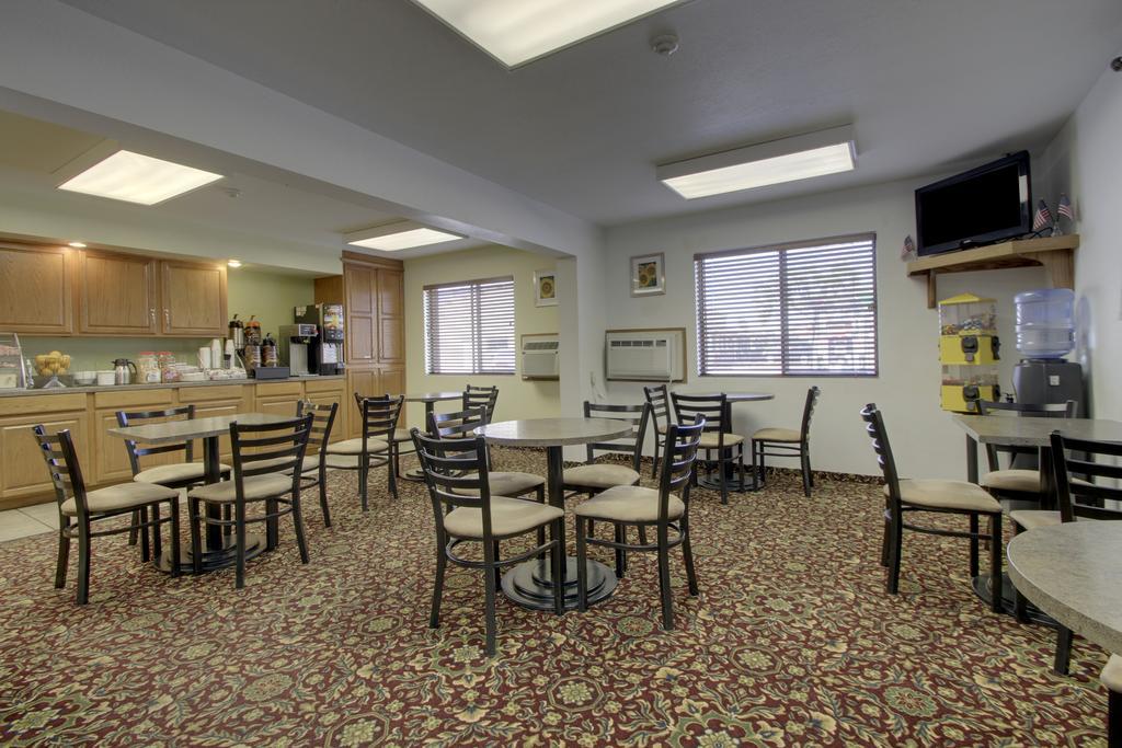 Super 8 By Wyndham Manhattan Ks Restoran fotoğraf